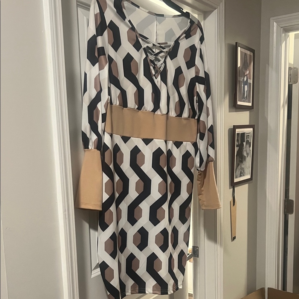 Chic Long Sleeve Geometric Dress in Black and Tan